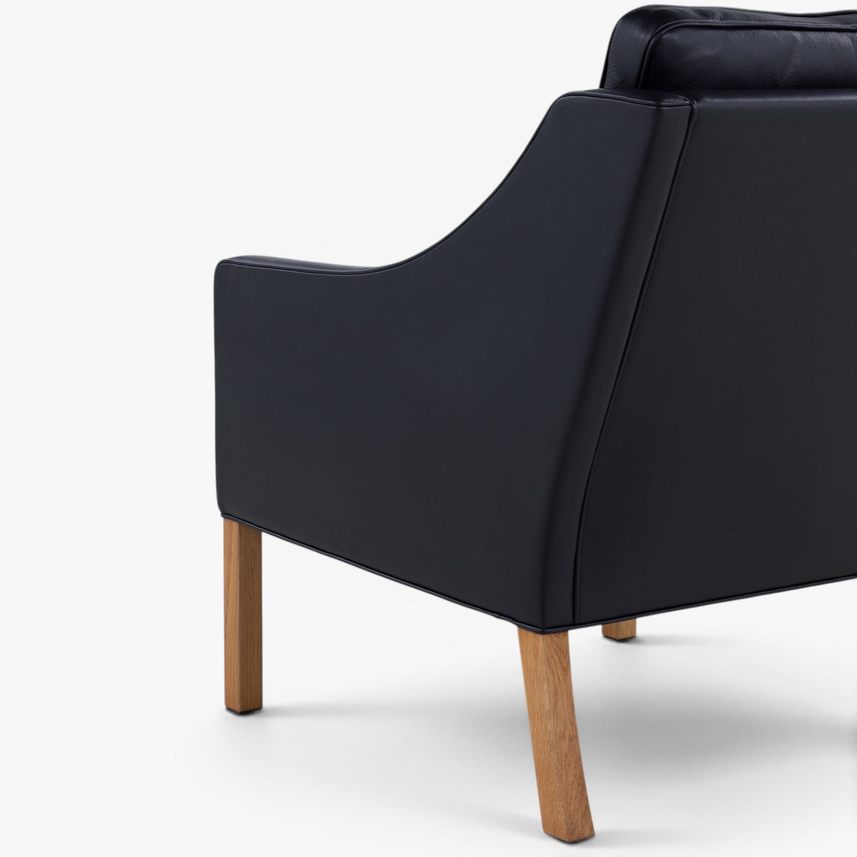 BM 2207 - Easy chair in black leather 