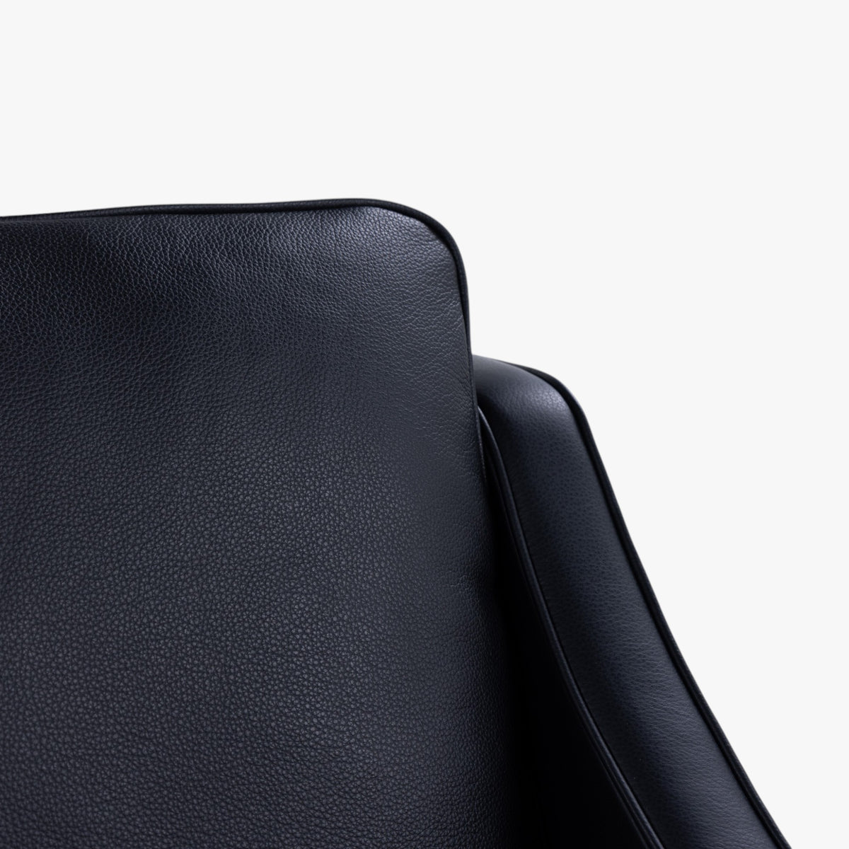BM 2207 - Easy chair in black leather 