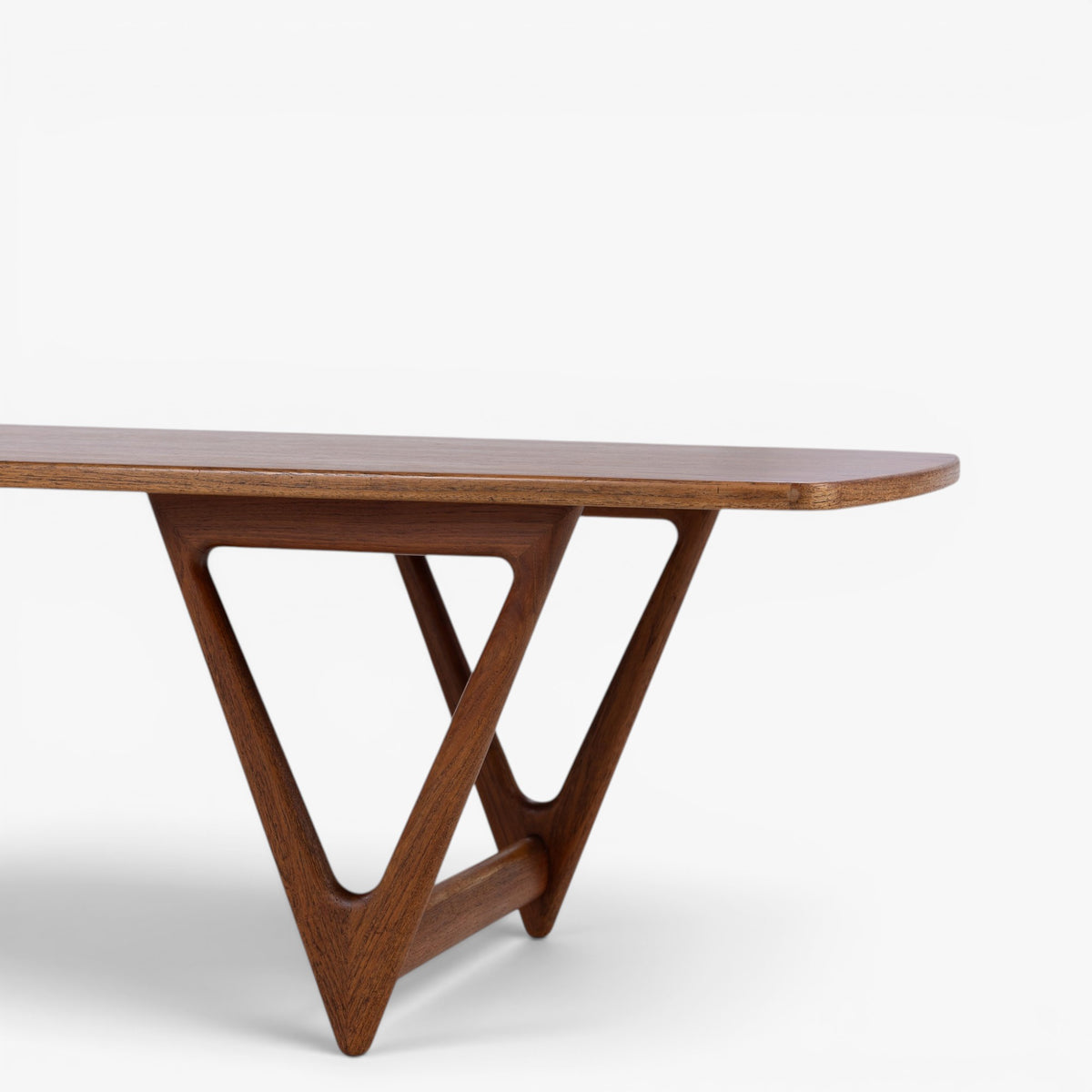 Skulpturelt sofabord i teak