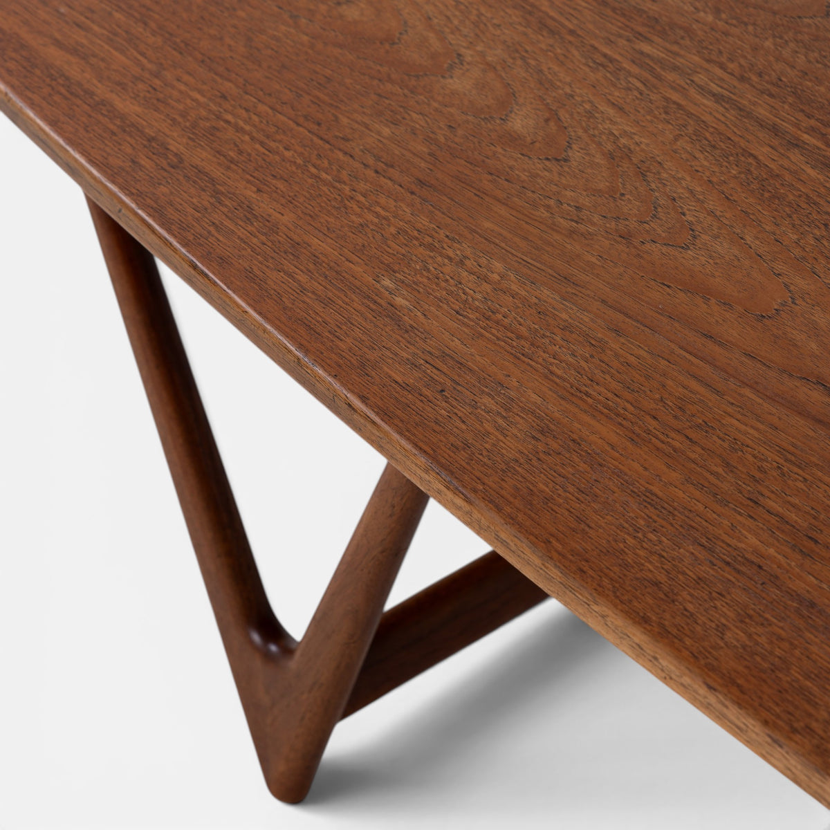 Skulpturelt sofabord i teak