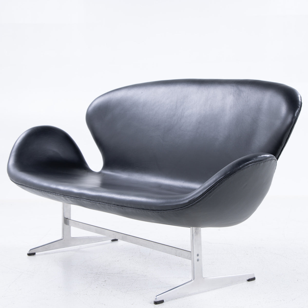 AJ 3321 - 'Swan sofa' in black leather