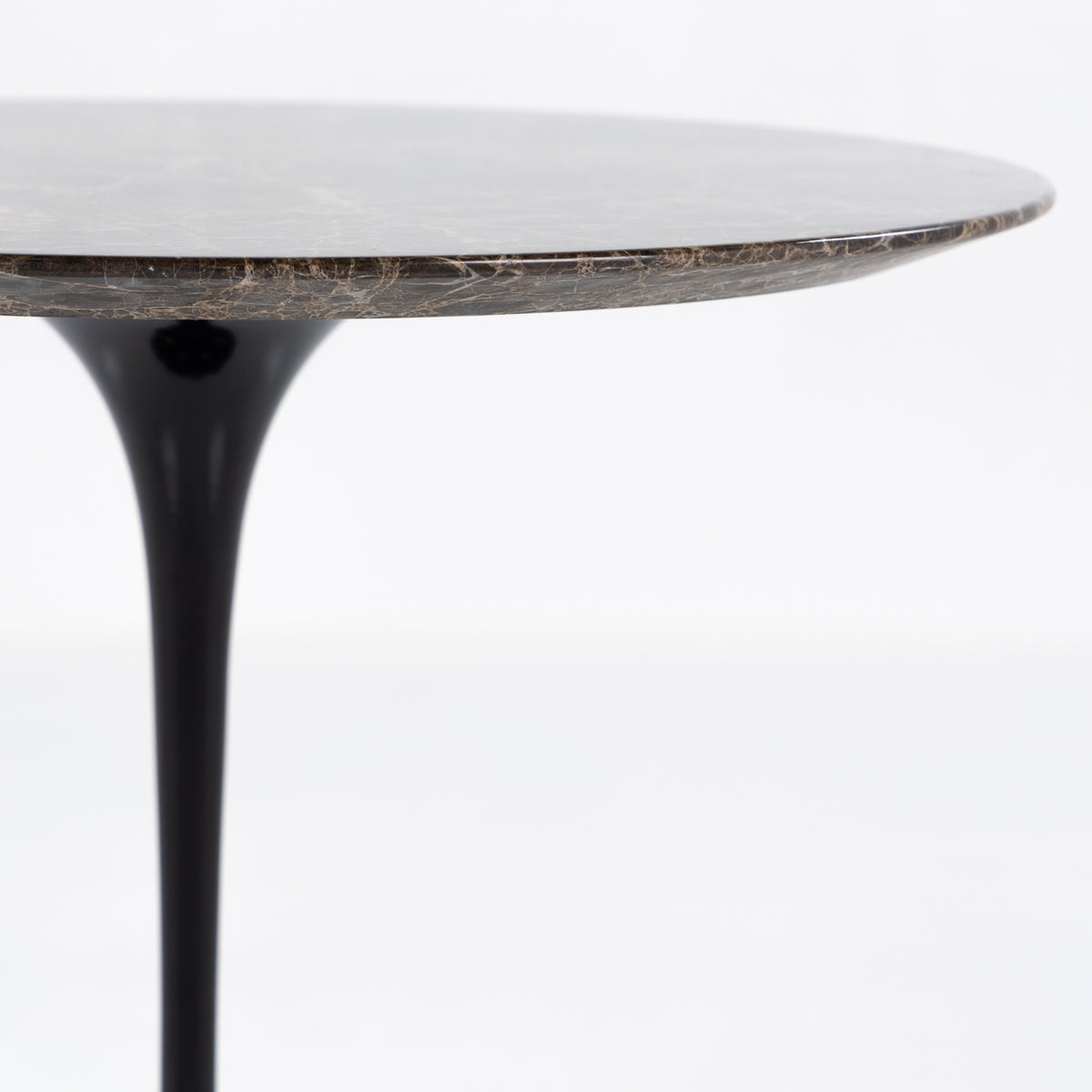 Saarinen Round sidebord i brunt marmor