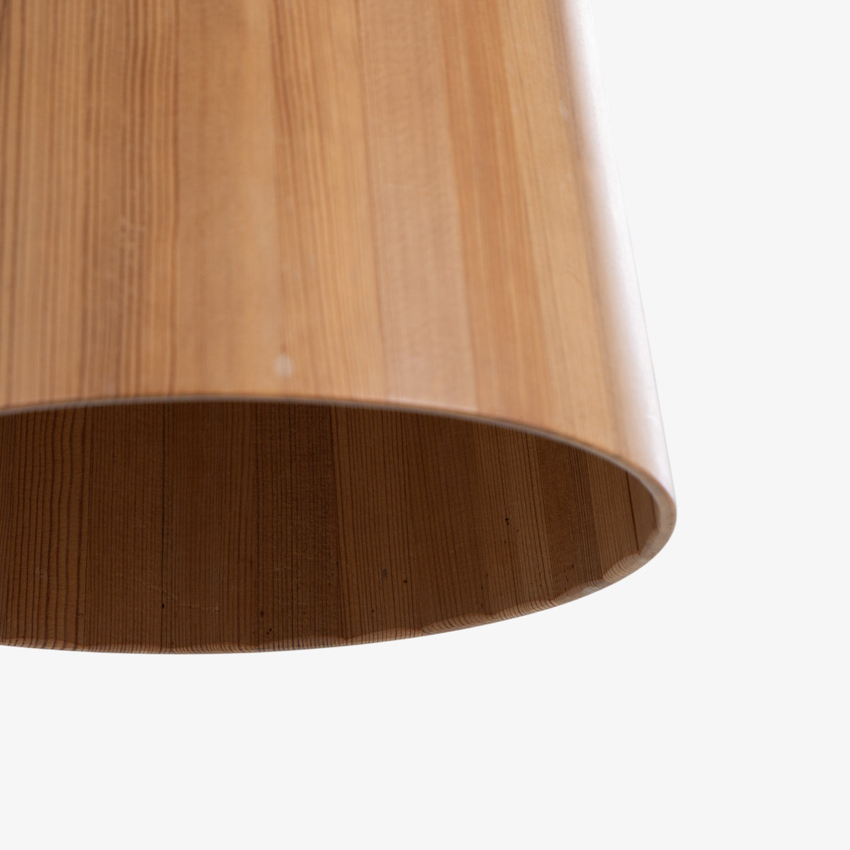 Pendant in pine
