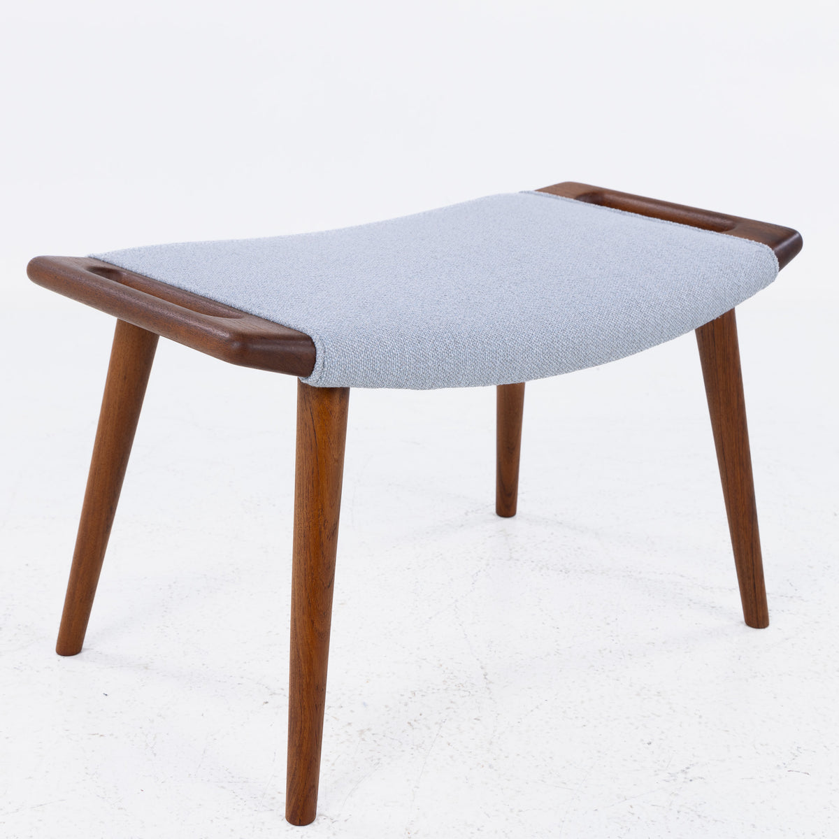 AP 19 - Papa Bear Chair w. stool in new fabric