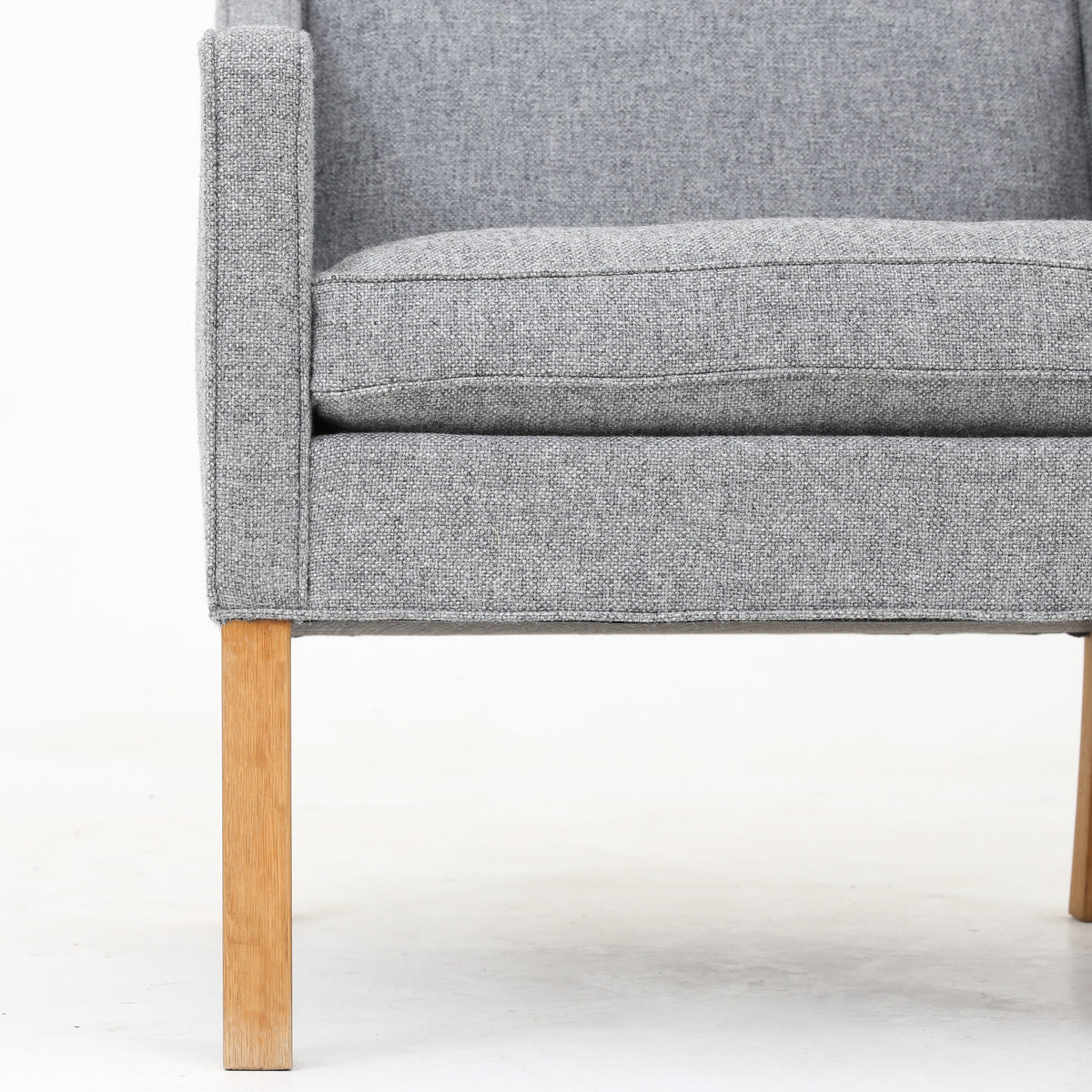 BM 2204 - Wing back chair in new wool