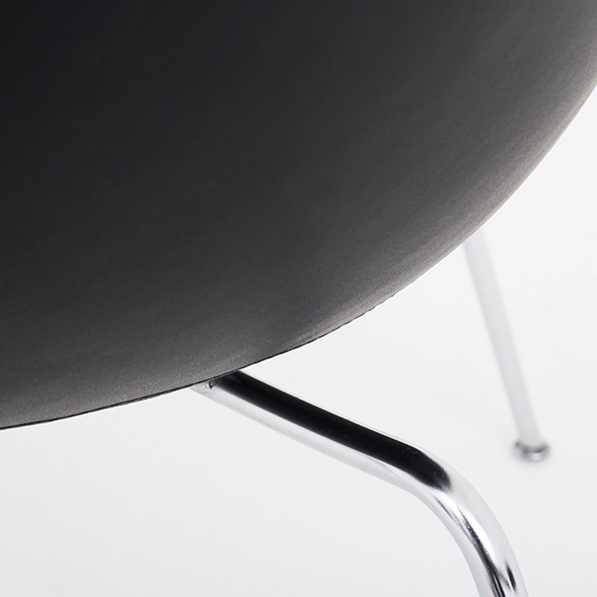 AJ 3318 - "The Pot" chair