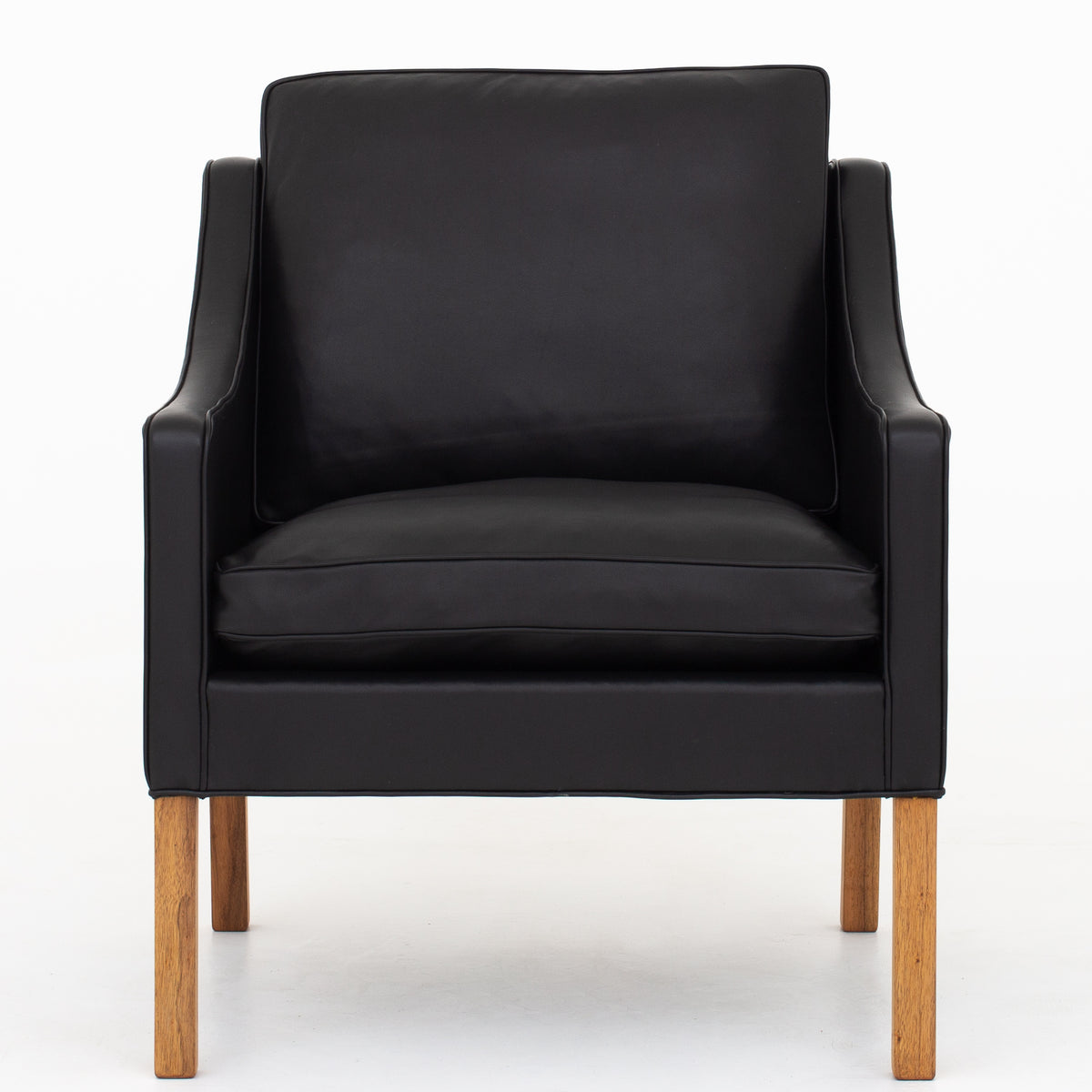 BM 2207 - A pair of easy chairs in black Klassik leather
