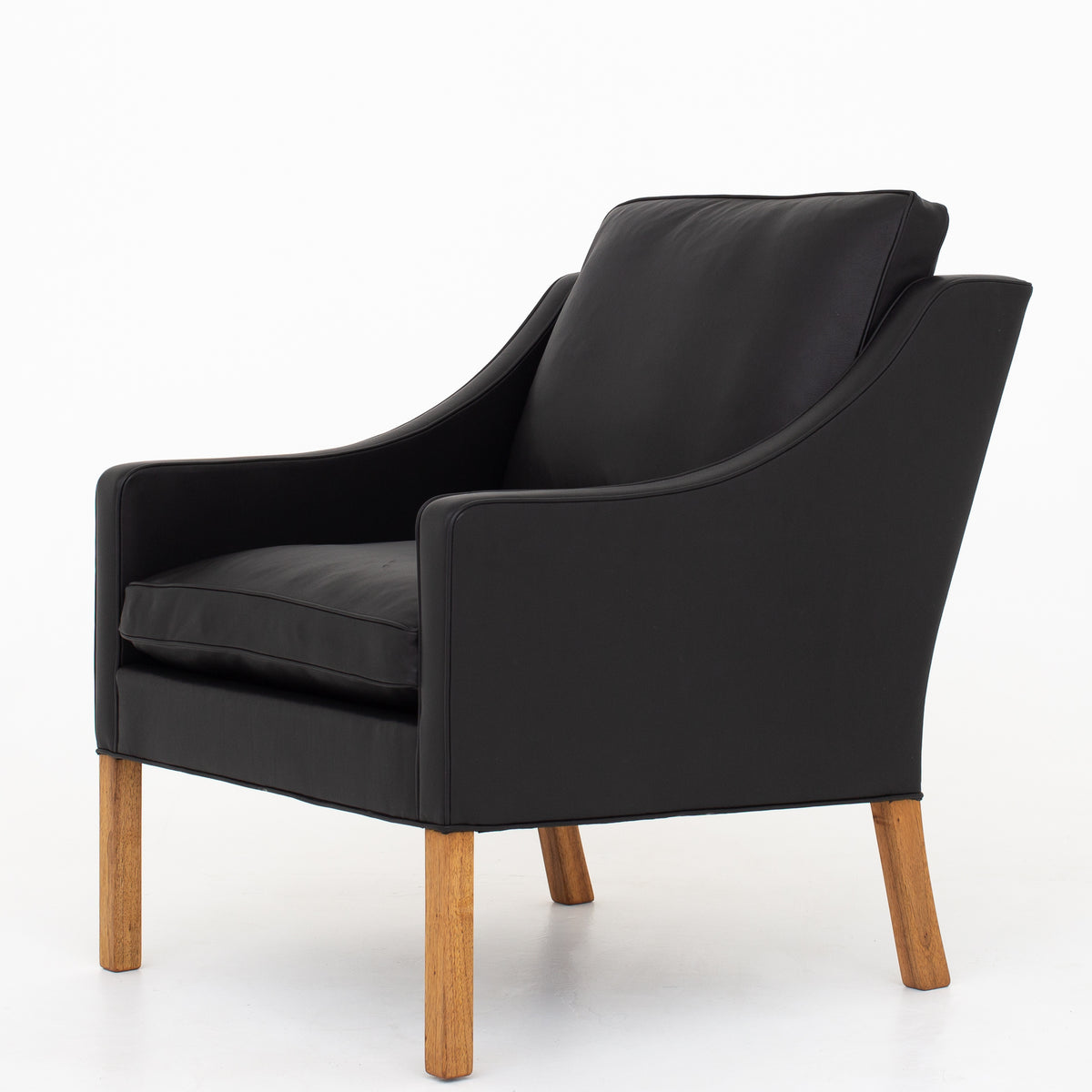 BM 2207 - A pair of easy chairs in black Klassik leather