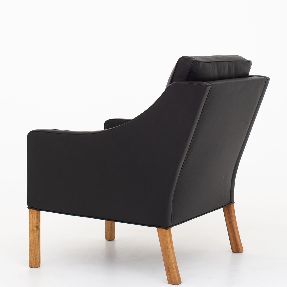 BM 2207 - A pair of easy chairs in black Klassik leather