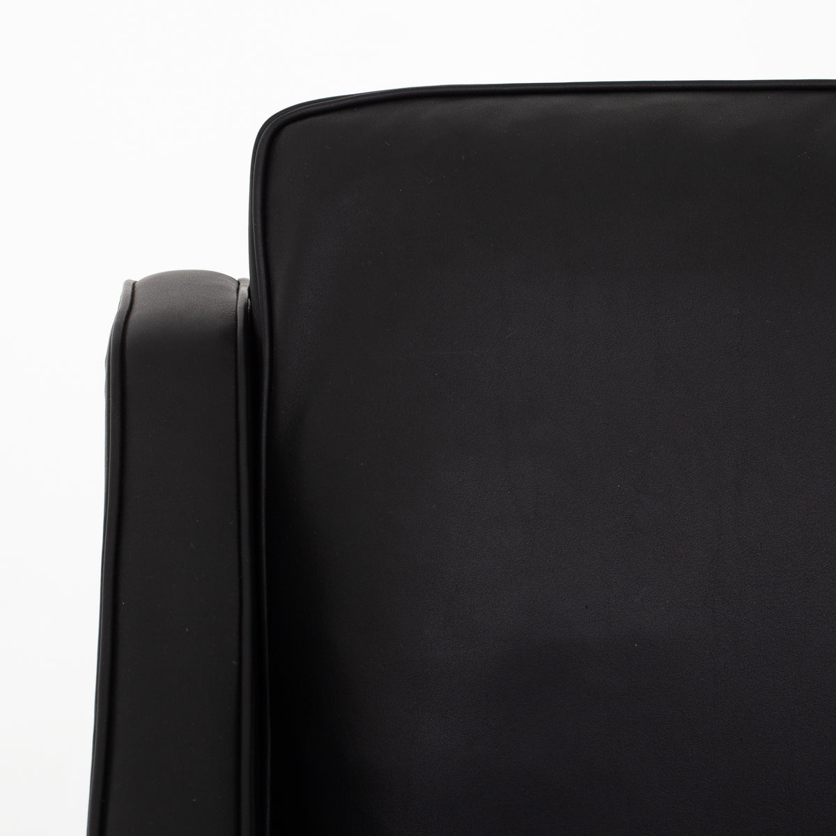 BM 2207 - A pair of easy chairs in black Klassik leather