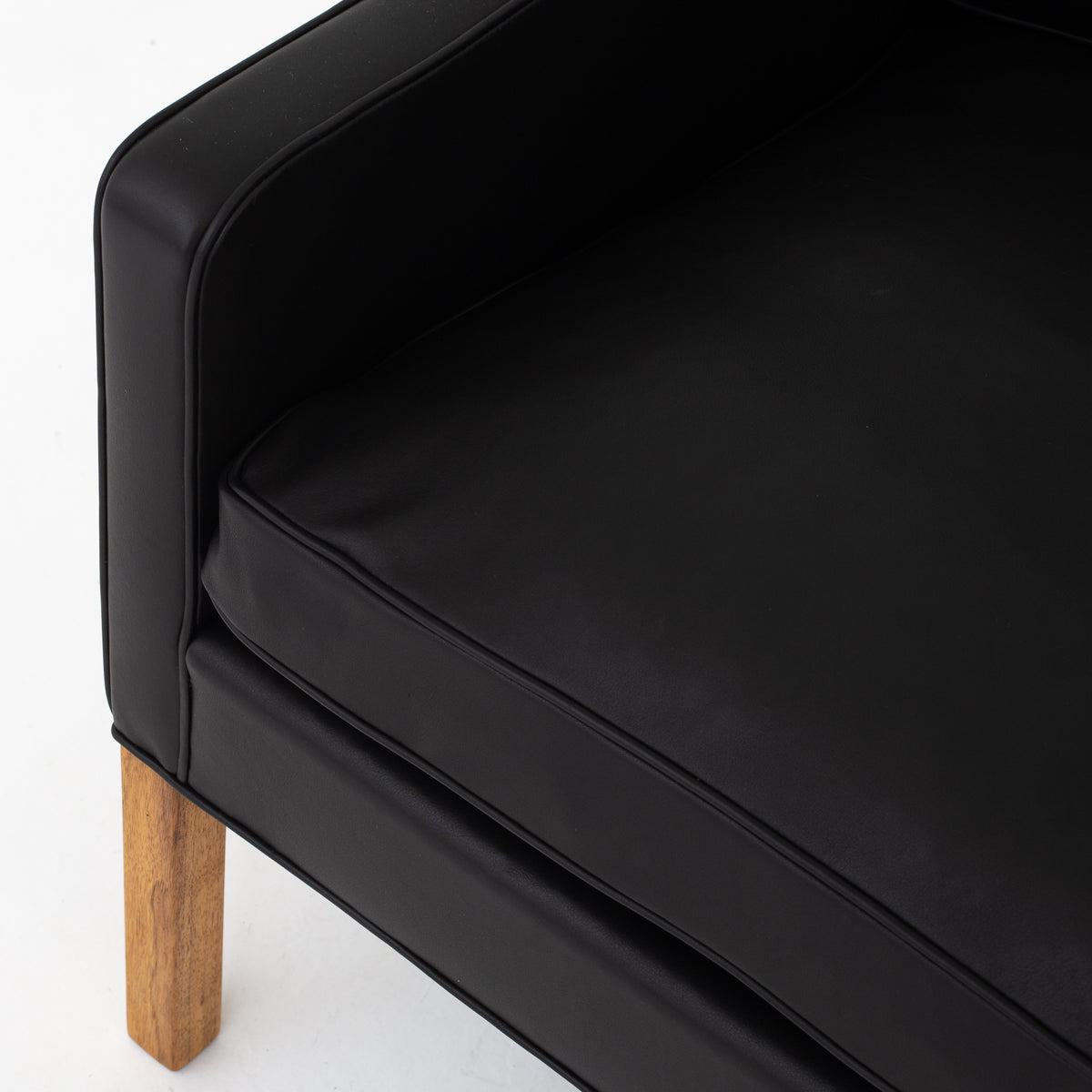 BM 2207 - A pair of easy chairs in black Klassik leather