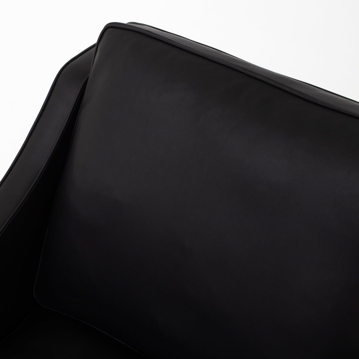 BM 2207 - A pair of easy chairs in black Klassik leather