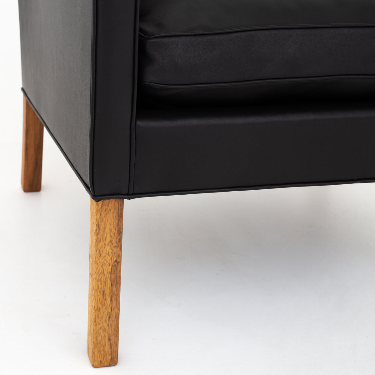 BM 2207 - A pair of easy chairs in black Klassik leather