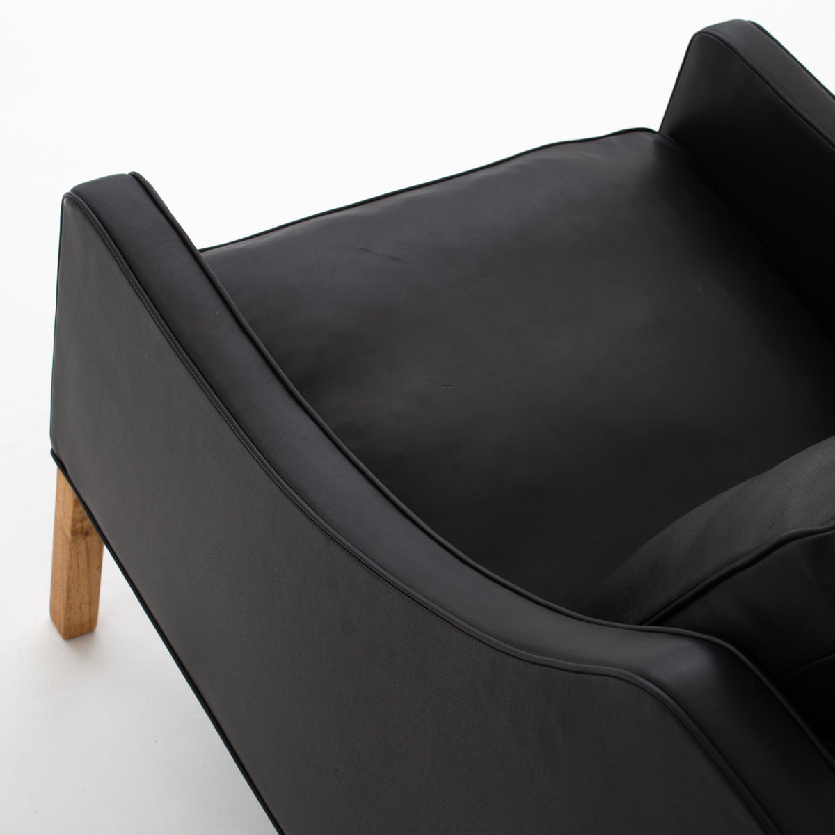 BM 2207 - A pair of easy chairs in black Klassik leather